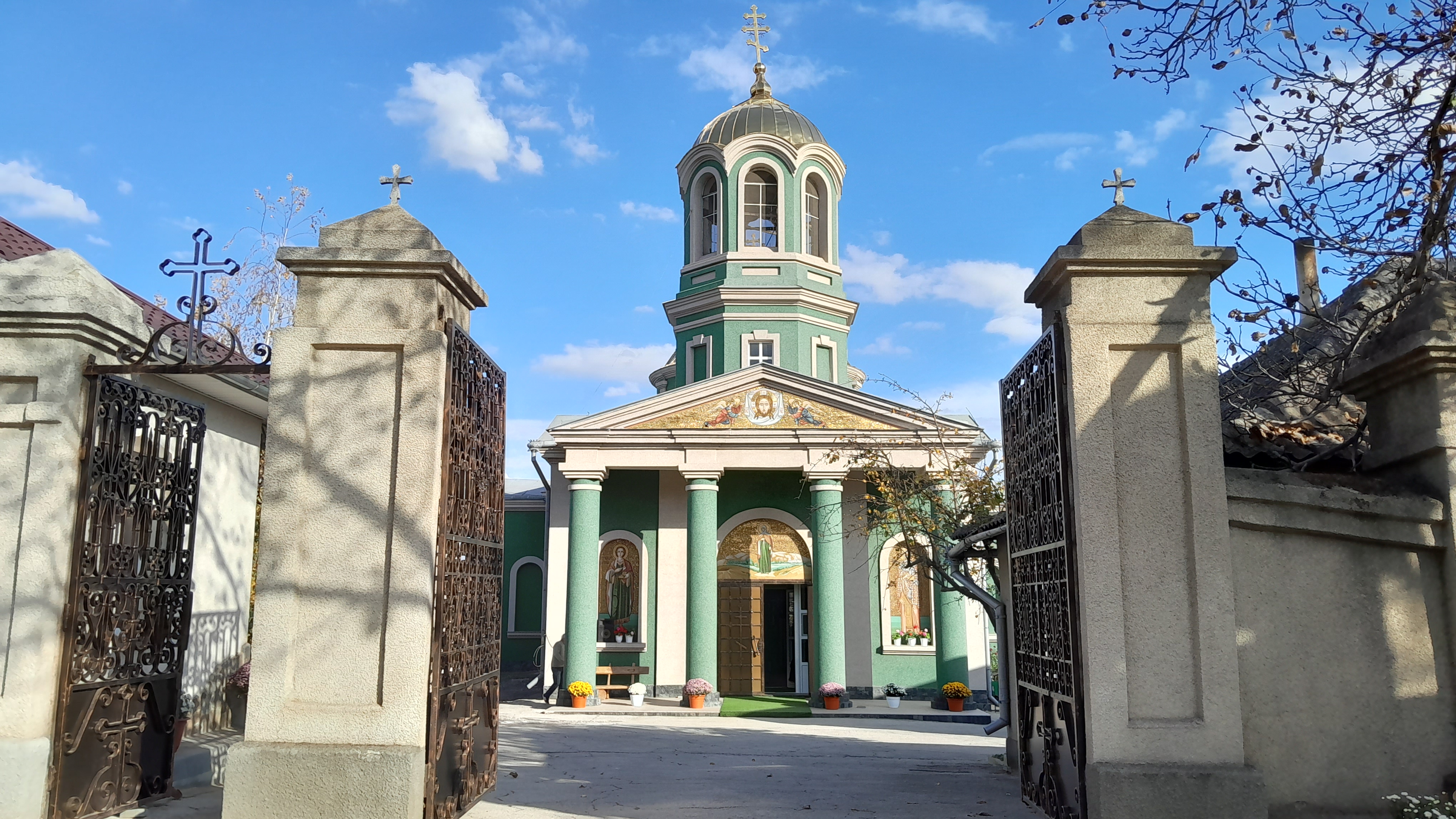 Храм города